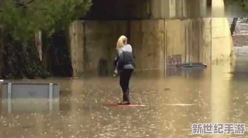 暴雨与上司被困在一起，意外发现彼此的另一面